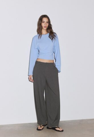 Pantalones holgados elegantes con detalle de costuras