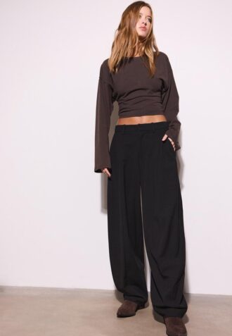 Pantalones holgados elegantes con detalle de costuras