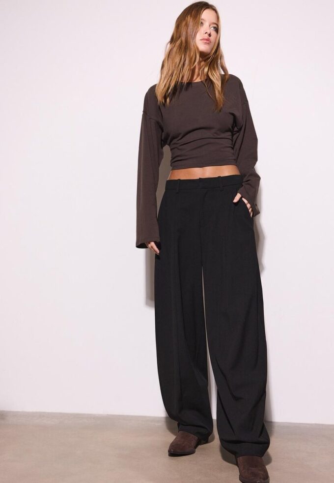 Pantalones holgados elegantes con detalle de costuras Pantalones holgados elegantes con detalle de costuras