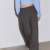 Pantalones holgados elegantes con detalle de costuras Pantalones holgados elegantes con detalle de costuras