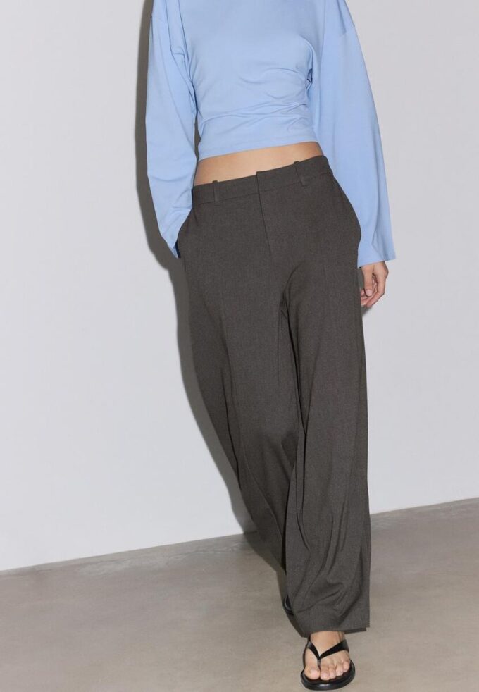 Pantalones holgados elegantes con detalle de costuras Pantalones holgados elegantes con detalle de costuras