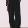 Pantalones holgados elegantes con detalle de costuras Pantalones holgados elegantes con detalle de costuras