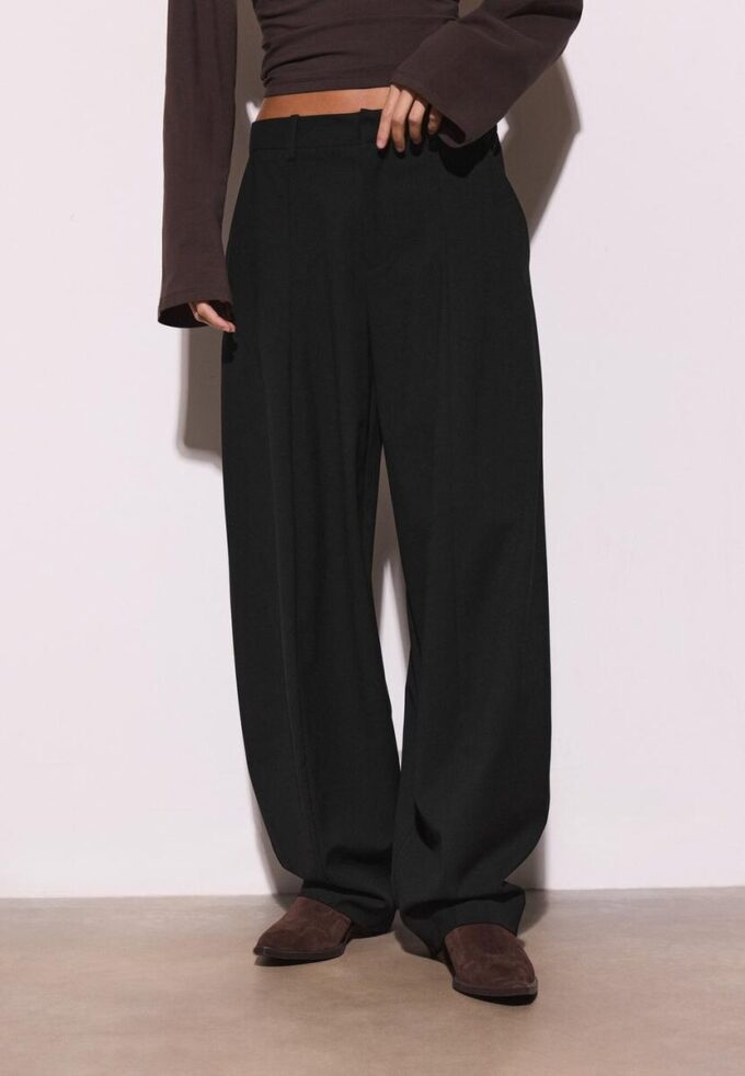 Pantalones holgados elegantes con detalle de costuras Pantalones holgados elegantes con detalle de costuras