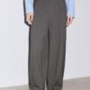 Pantalones holgados elegantes con detalle de costuras Pantalones holgados elegantes con detalle de costuras