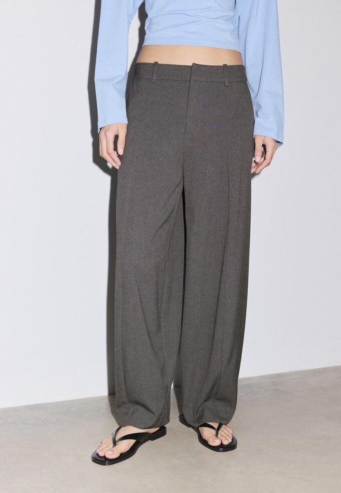 Pantalones holgados elegantes con detalle de costuras Pantalones holgados elegantes con detalle de costuras