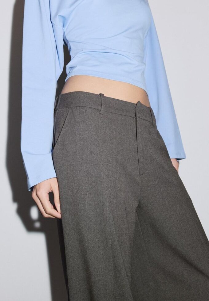 Pantalones holgados elegantes con detalle de costuras Pantalones holgados elegantes con detalle de costuras