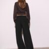 Pantalones holgados elegantes con detalle de costuras Pantalones holgados elegantes con detalle de costuras
