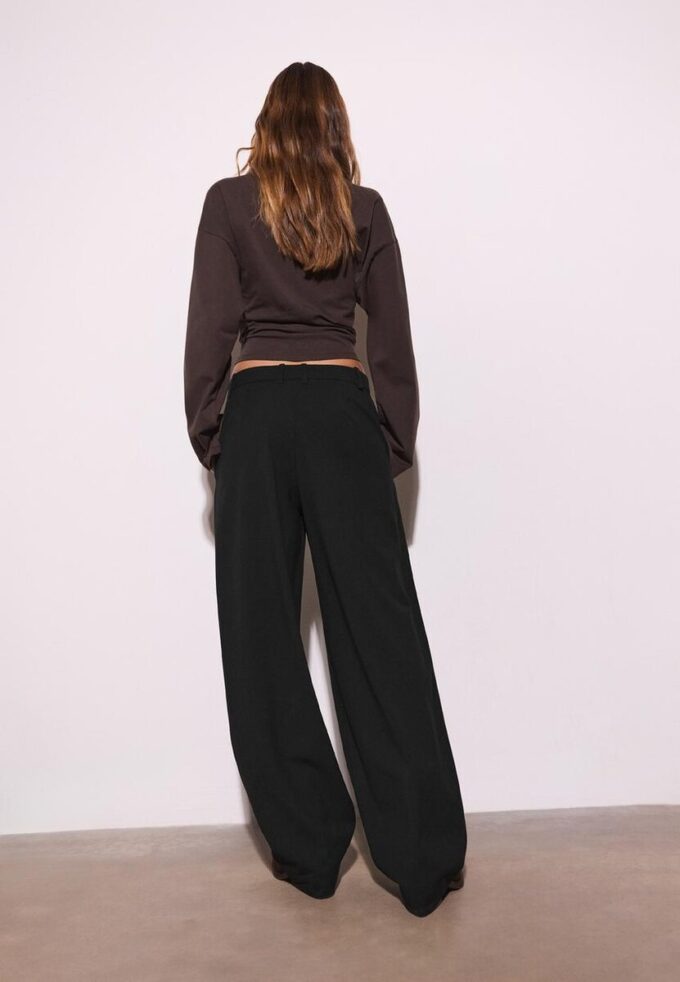 Pantalones holgados elegantes con detalle de costuras Pantalones holgados elegantes con detalle de costuras