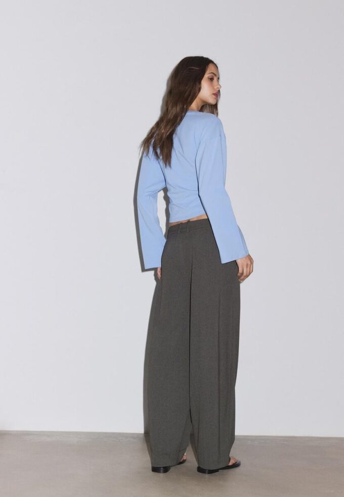 Pantalones holgados elegantes con detalle de costuras Pantalones holgados elegantes con detalle de costuras