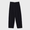 Pantalones holgados elegantes con detalle de costuras Pantalones holgados elegantes con detalle de costuras