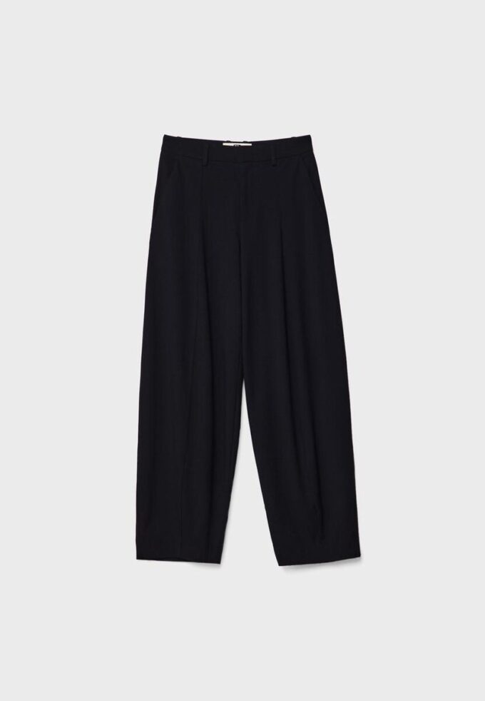 Pantalones holgados elegantes con detalle de costuras Pantalones holgados elegantes con detalle de costuras