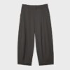 Pantalones holgados elegantes con detalle de costuras Pantalones holgados elegantes con detalle de costuras