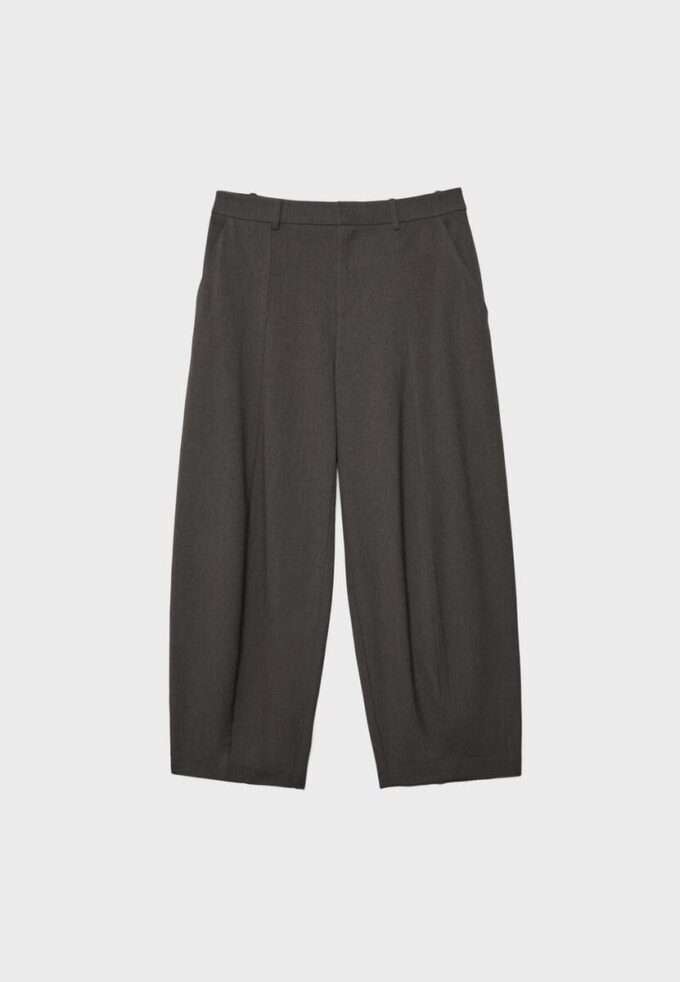 Pantalones holgados elegantes con detalle de costuras Pantalones holgados elegantes con detalle de costuras