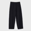 Pantalones holgados elegantes con detalle de costuras Pantalones holgados elegantes con detalle de costuras