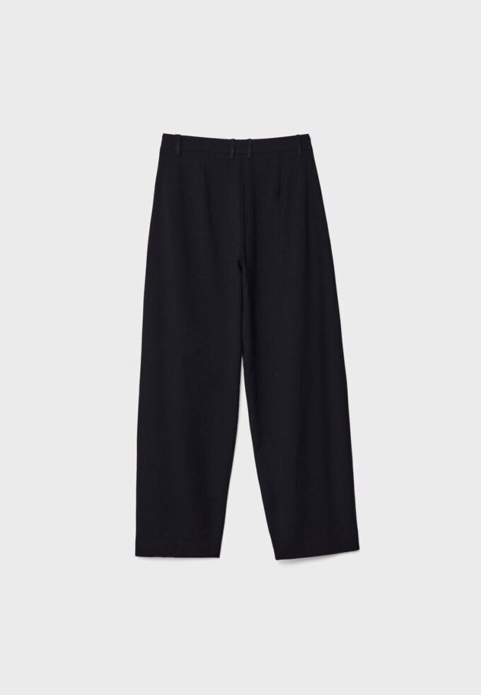 Pantalones holgados elegantes con detalle de costuras Pantalones holgados elegantes con detalle de costuras