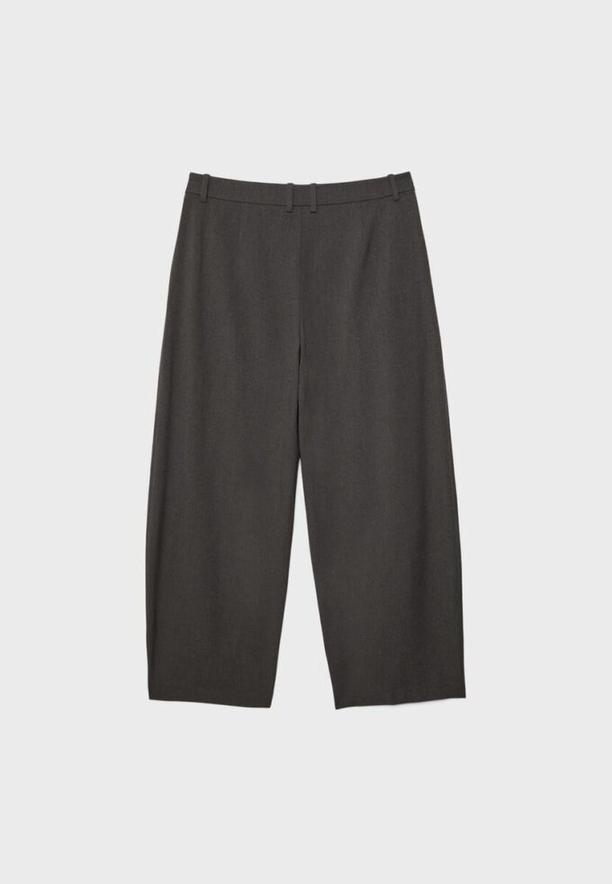Pantalones holgados elegantes con detalle de costuras Pantalones holgados elegantes con detalle de costuras