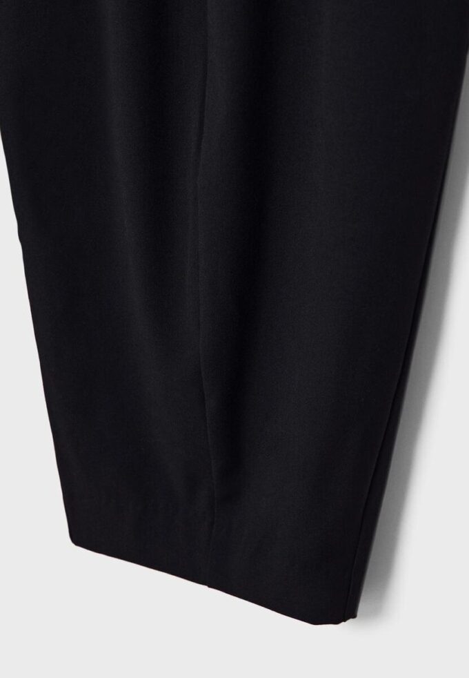 Pantalones holgados elegantes con detalle de costuras Pantalones holgados elegantes con detalle de costuras