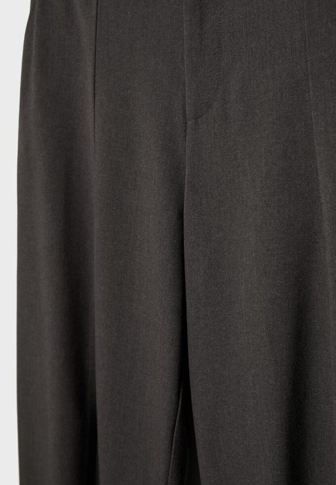 Pantalones holgados elegantes con detalle de costuras Pantalones holgados elegantes con detalle de costuras
