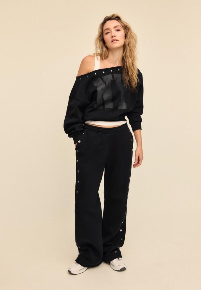 Pantalones jogger con detalles de tachuelas Pantalones jogger con detalles de tachuelas
