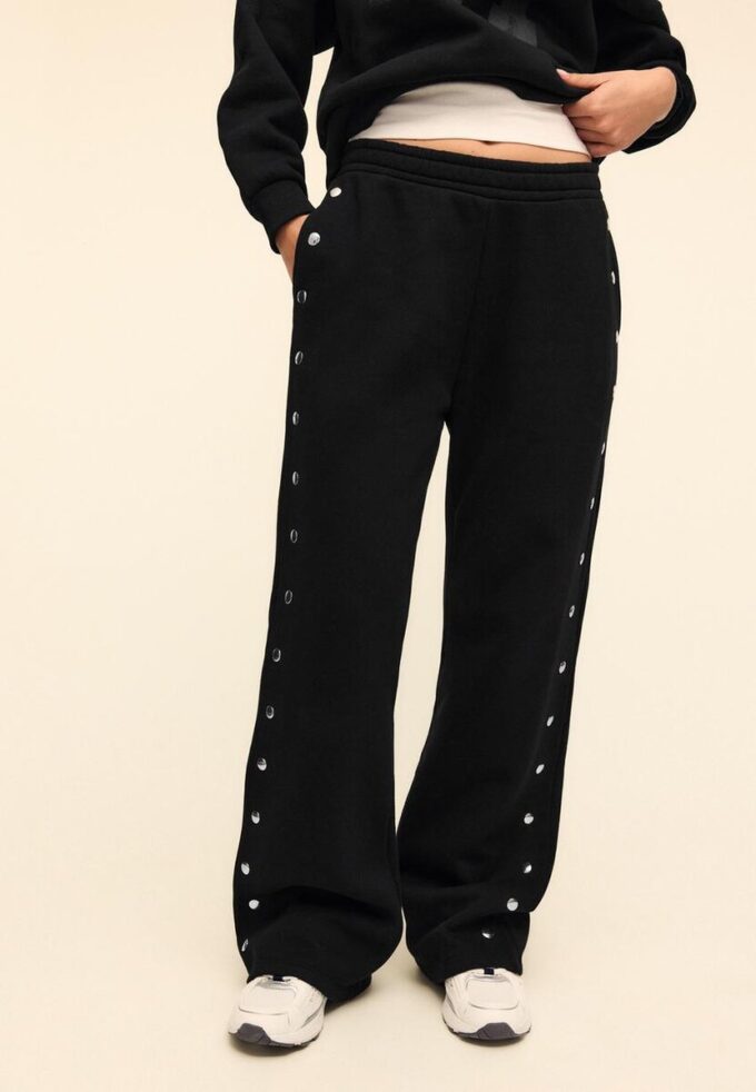 Pantalones jogger con detalles de tachuelas Pantalones jogger con detalles de tachuelas