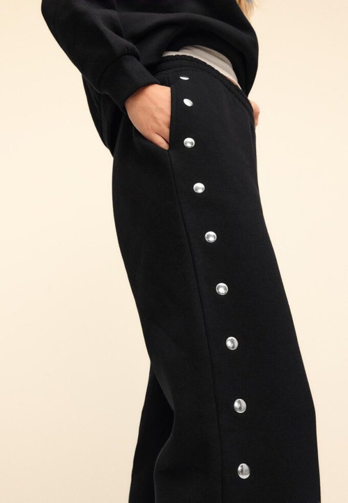 Pantalones jogger con detalles de tachuelas Pantalones jogger con detalles de tachuelas