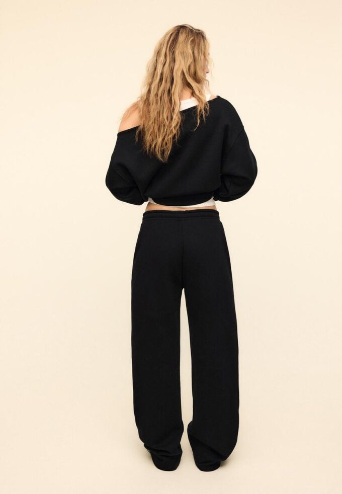 Pantalones jogger con detalles de tachuelas Pantalones jogger con detalles de tachuelas