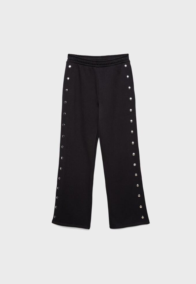 Pantalones jogger con detalles de tachuelas Pantalones jogger con detalles de tachuelas