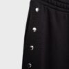 Pantalones jogger con detalles de tachuelas Pantalones jogger con detalles de tachuelas