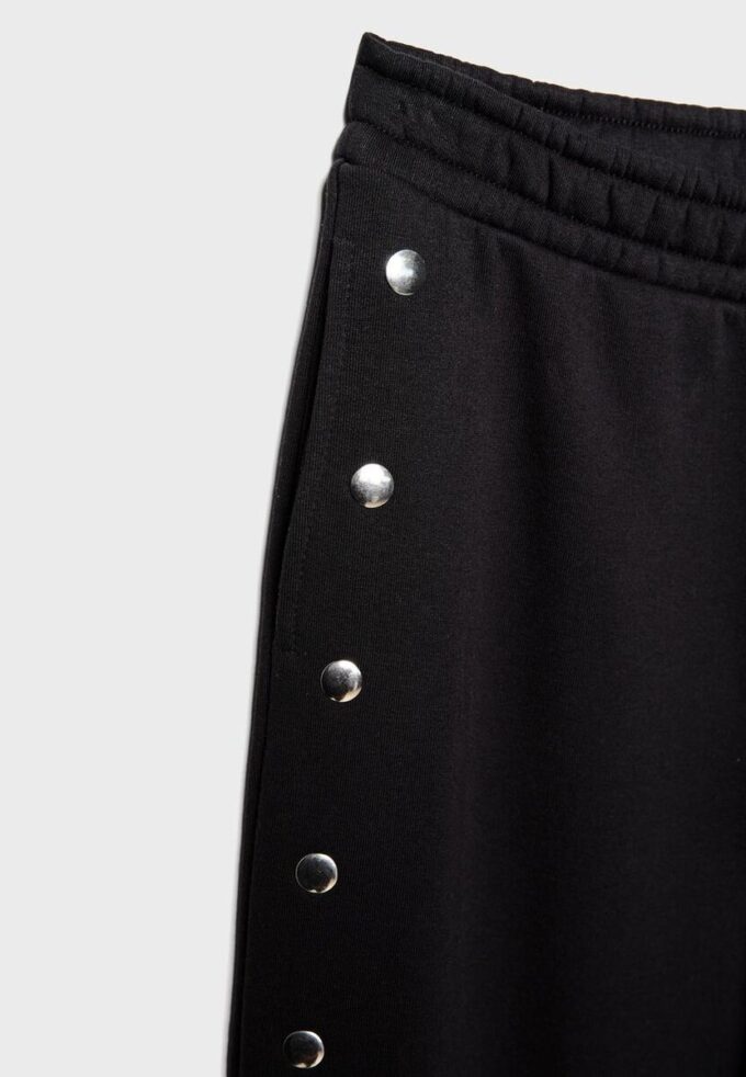 Pantalones jogger con detalles de tachuelas Pantalones jogger con detalles de tachuelas