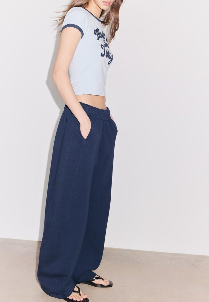 Pantalones jogger de corte acampanado Pantalones jogger de corte acampanado