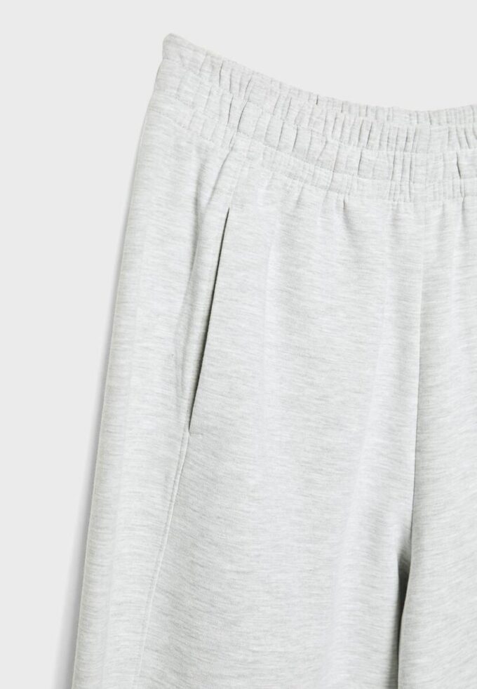 Pantalones jogger de corte acampanado Pantalones jogger de corte acampanado