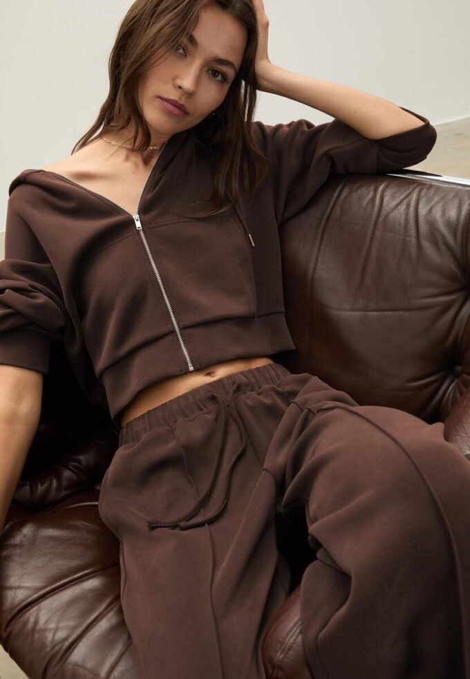 Pantalones jogger de pierna ancha y tacto suave con detalle de costura delantera Pantalones jogger de pierna ancha y tacto suave con detalle de costura delantera