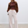 Pantalones jogger de pierna ancha y tacto suave con detalle de costura delantera Pantalones jogger de pierna ancha y tacto suave con detalle de costura delantera