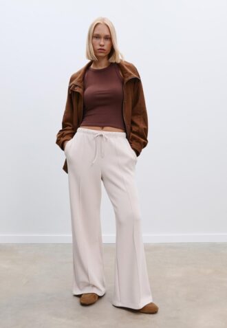 Pantalones jogger de pierna ancha y tacto suave con detalle de costura delantera