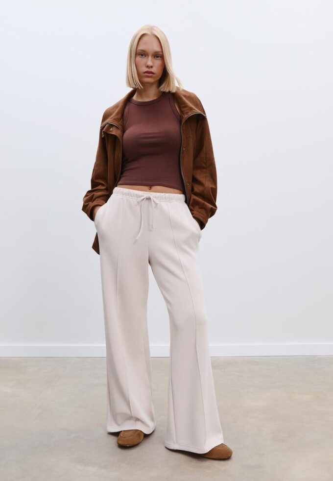 Pantalones jogger de pierna ancha y tacto suave con detalle de costura delantera Pantalones jogger de pierna ancha y tacto suave con detalle de costura delantera