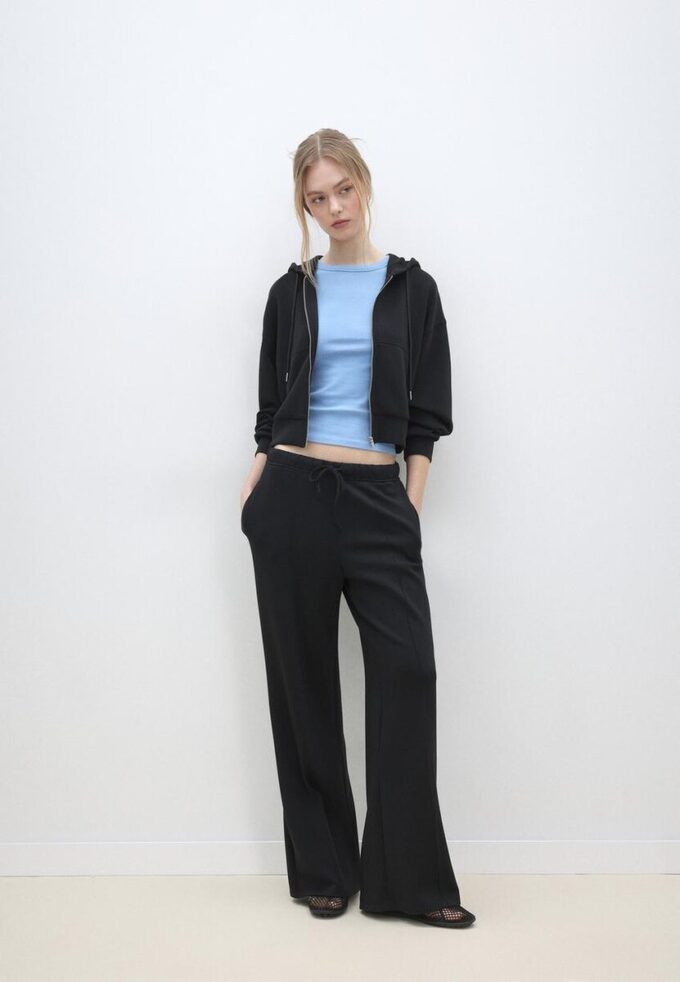 Pantalones jogger de pierna ancha y tacto suave con detalle de costura delantera Pantalones jogger de pierna ancha y tacto suave con detalle de costura delantera
