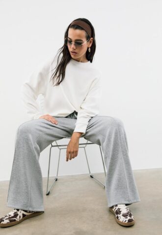 Pantalones jogger de pierna ancha y tacto suave con detalle de costura delantera
