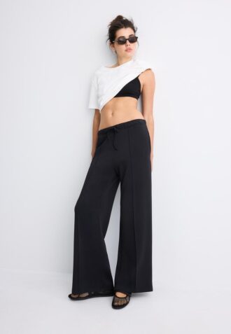 Pantalones jogger de pierna ancha y tacto suave con detalle de costura delantera