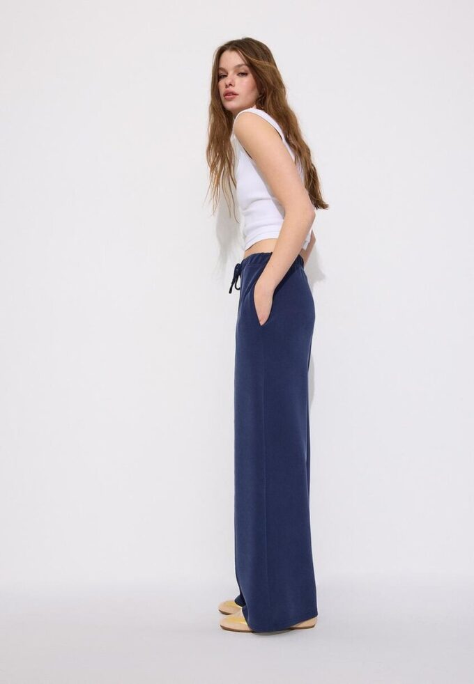 Pantalones jogger de pierna ancha y tacto suave con detalle de costura delantera Pantalones jogger de pierna ancha y tacto suave con detalle de costura delantera
