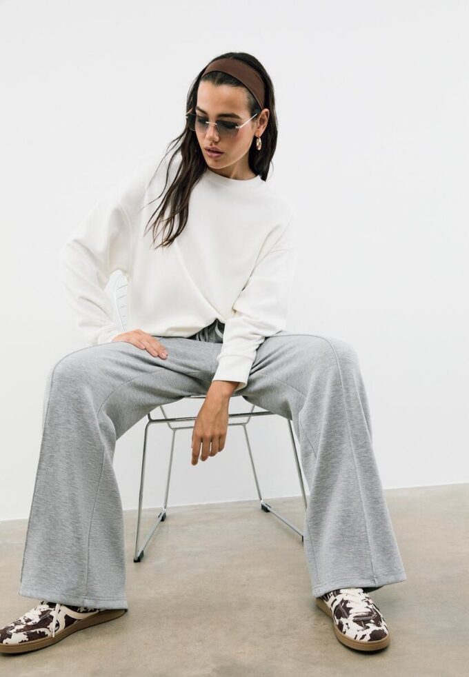Pantalones jogger de pierna ancha y tacto suave con detalle de costura delantera Pantalones jogger de pierna ancha y tacto suave con detalle de costura delantera