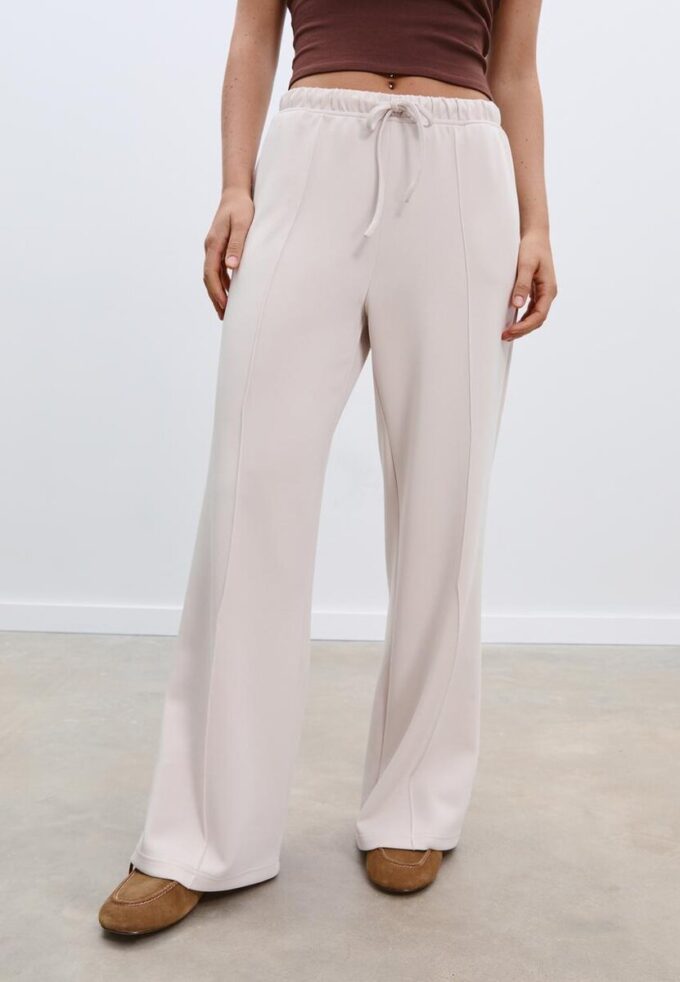 Pantalones jogger de pierna ancha y tacto suave con detalle de costura delantera Pantalones jogger de pierna ancha y tacto suave con detalle de costura delantera
