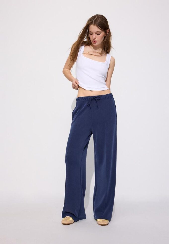 Pantalones jogger de pierna ancha y tacto suave con detalle de costura delantera Pantalones jogger de pierna ancha y tacto suave con detalle de costura delantera