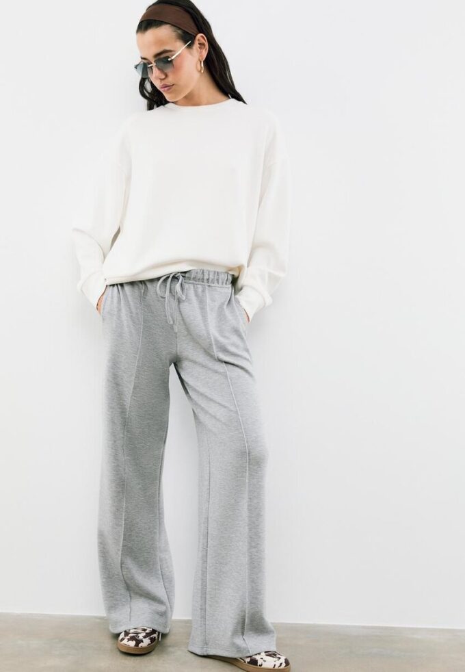 Pantalones jogger de pierna ancha y tacto suave con detalle de costura delantera Pantalones jogger de pierna ancha y tacto suave con detalle de costura delantera