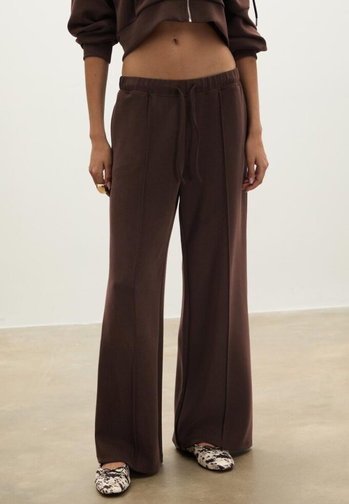 Pantalones jogger de pierna ancha y tacto suave con detalle de costura delantera Pantalones jogger de pierna ancha y tacto suave con detalle de costura delantera