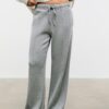 Pantalones jogger de pierna ancha y tacto suave con detalle de costura delantera Pantalones jogger de pierna ancha y tacto suave con detalle de costura delantera