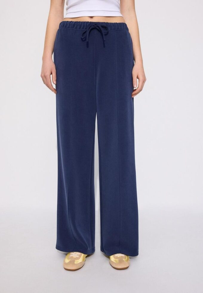 Pantalones jogger de pierna ancha y tacto suave con detalle de costura delantera Pantalones jogger de pierna ancha y tacto suave con detalle de costura delantera