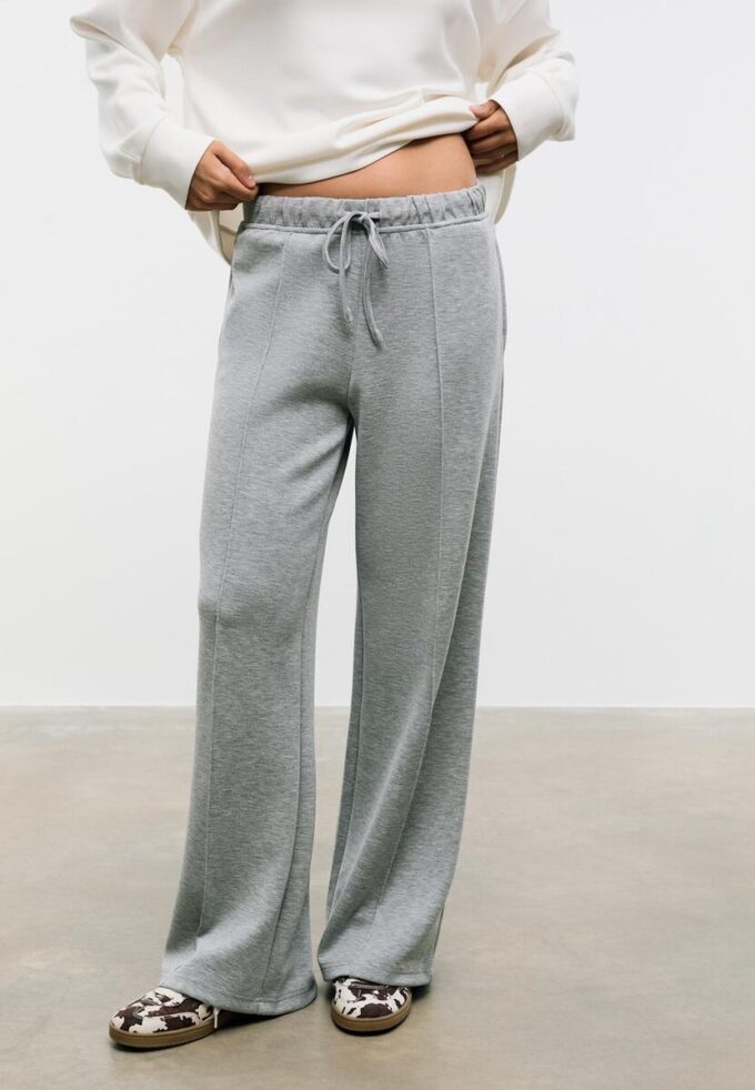 Pantalones jogger de pierna ancha y tacto suave con detalle de costura delantera Pantalones jogger de pierna ancha y tacto suave con detalle de costura delantera