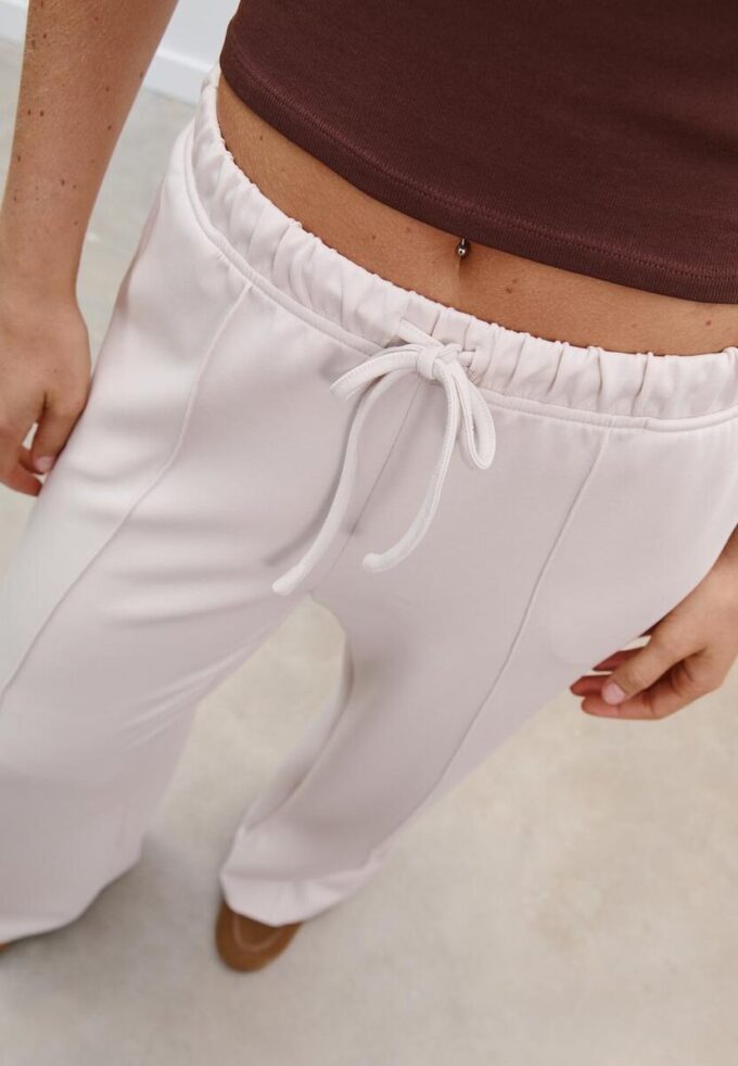 Pantalones jogger de pierna ancha y tacto suave con detalle de costura delantera Pantalones jogger de pierna ancha y tacto suave con detalle de costura delantera