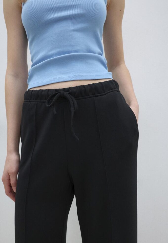 Pantalones jogger de pierna ancha y tacto suave con detalle de costura delantera Pantalones jogger de pierna ancha y tacto suave con detalle de costura delantera