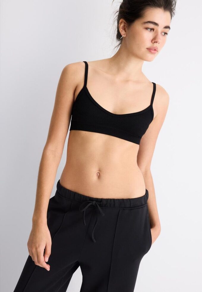Pantalones jogger de pierna ancha y tacto suave con detalle de costura delantera Pantalones jogger de pierna ancha y tacto suave con detalle de costura delantera